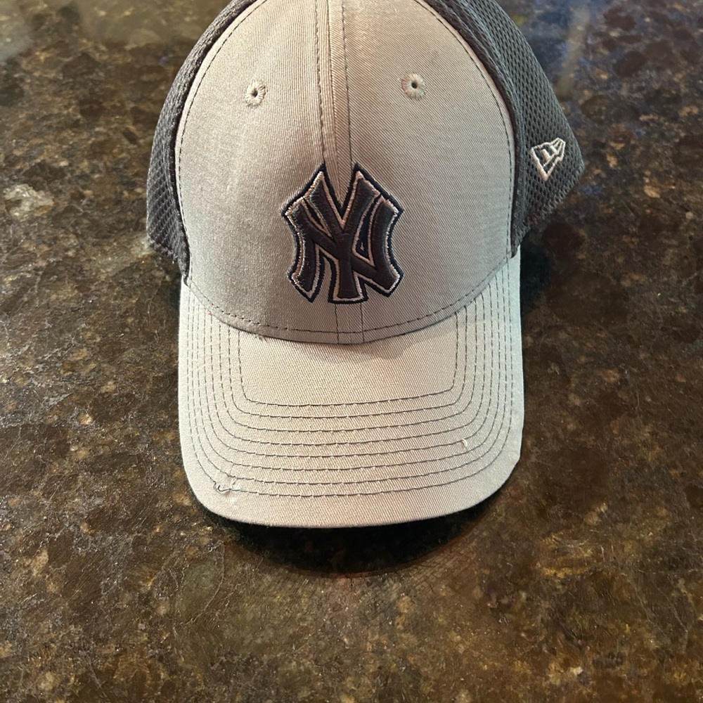 New Era Gray and Black New York Yankees hat sz Med/Lg